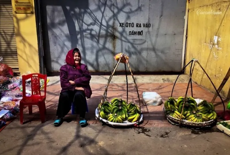 Vietnamese women carrying baskets