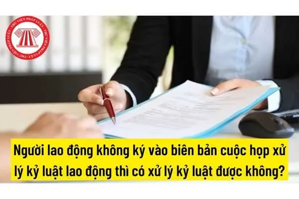 Người lao động ký tên vào biên bản