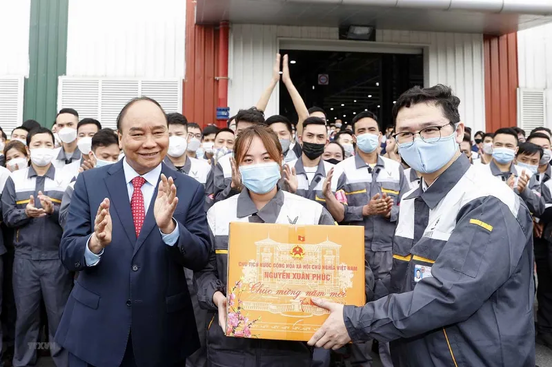 Công nhân làm việc trong nhà máy sản xuất ô tô hiện đại