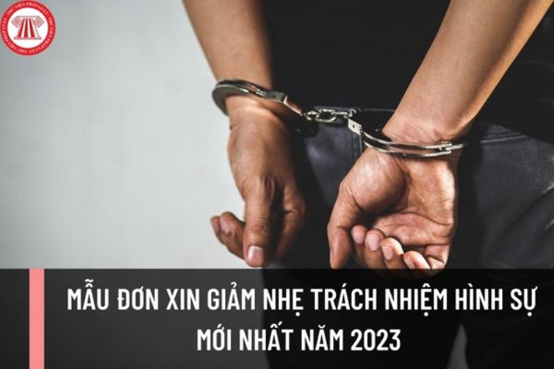 Người đàn ông đang suy nghĩ về việc sử dụng mẫu đơn xin giảm nhẹ hình phạt