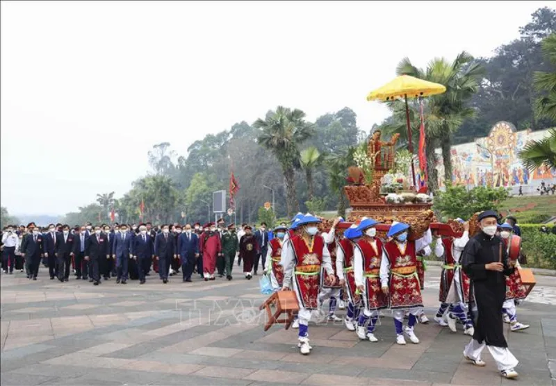 Hình ảnh nghi lễ dâng hương tại lễ hội Đền Hùng