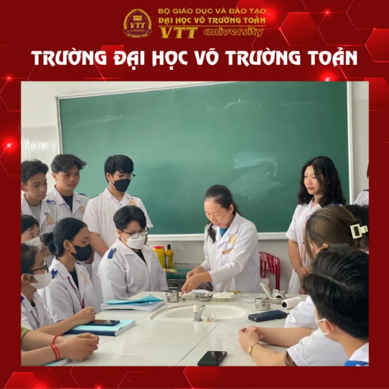 Sinh viên Y khoa đang thực hành