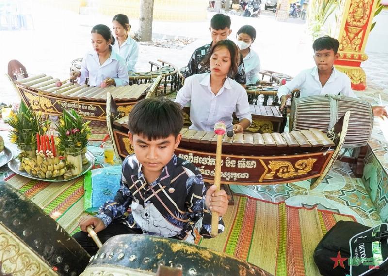 Song Ngư chơi đàn